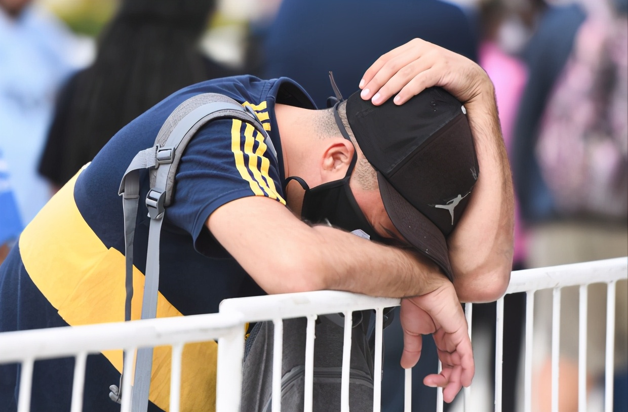 马拉多纳去世球迷落泪,马拉多纳去世各国球迷的反应