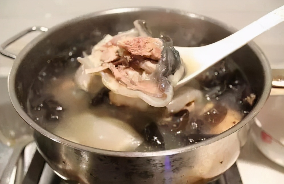 甲鱼要除掉什么部位,甲鱼要不要去皮呀