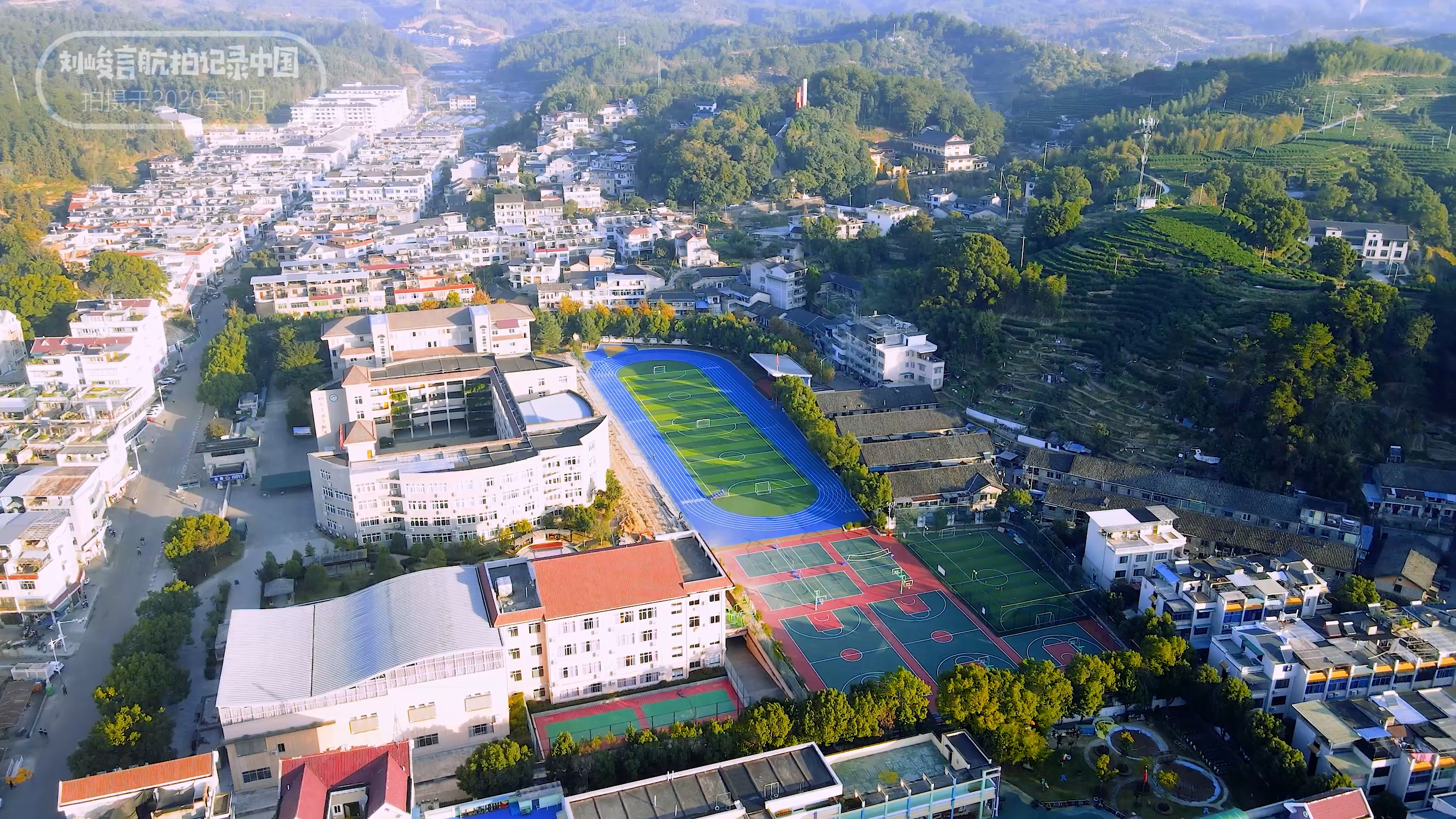 龙泉的青瓷宝剑有名气,为什么龙泉盛产宝剑