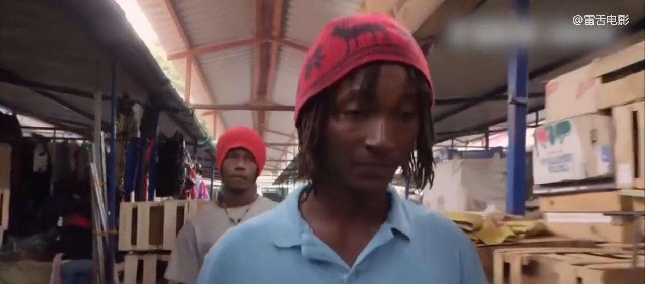 非洲小伙用铁桶建房子,只需要150块,就能拥有一室一厅!纪录片