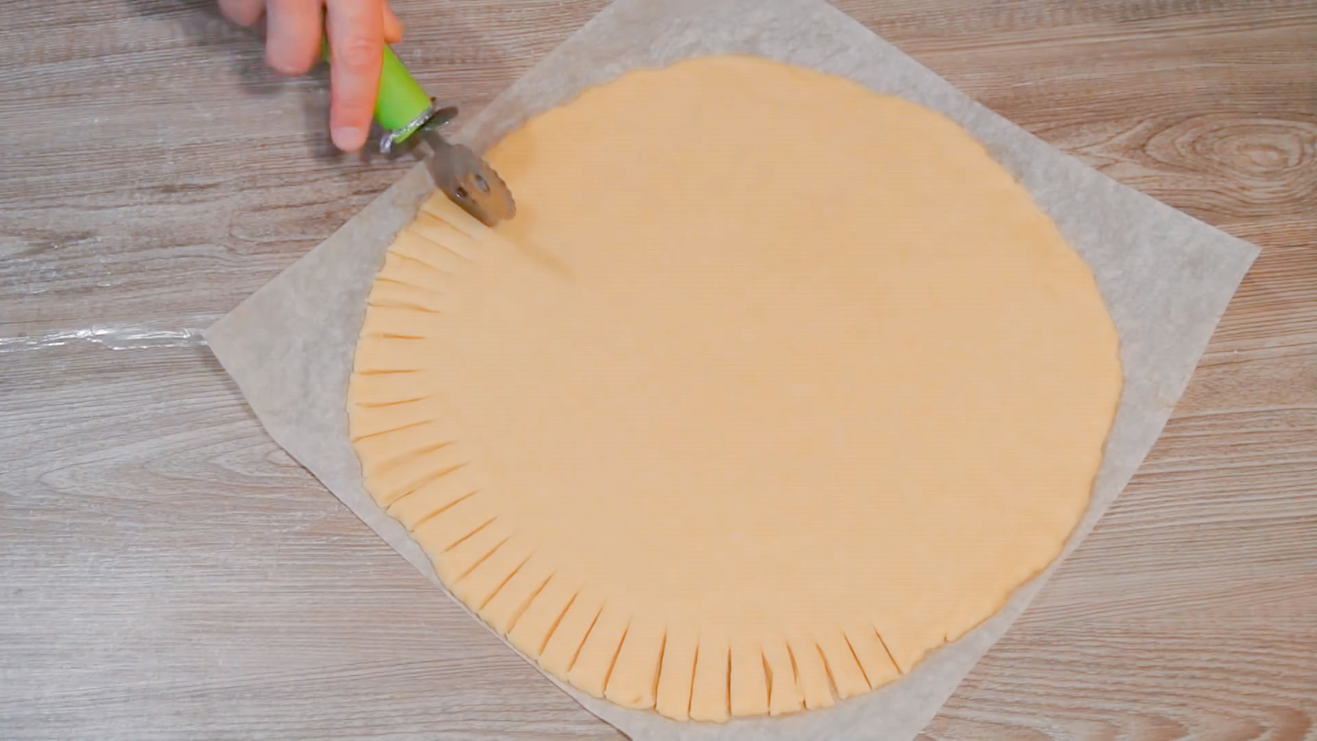 宁波草莓真便宜，花5元买了盆，做成草莓派，又香又脆太美味