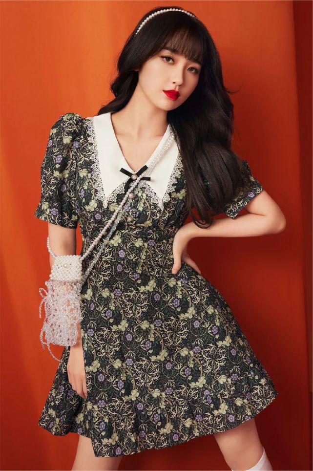 虞书欣成乐町品牌代言人，青春活力可爱满分，黑色小西装超有范儿