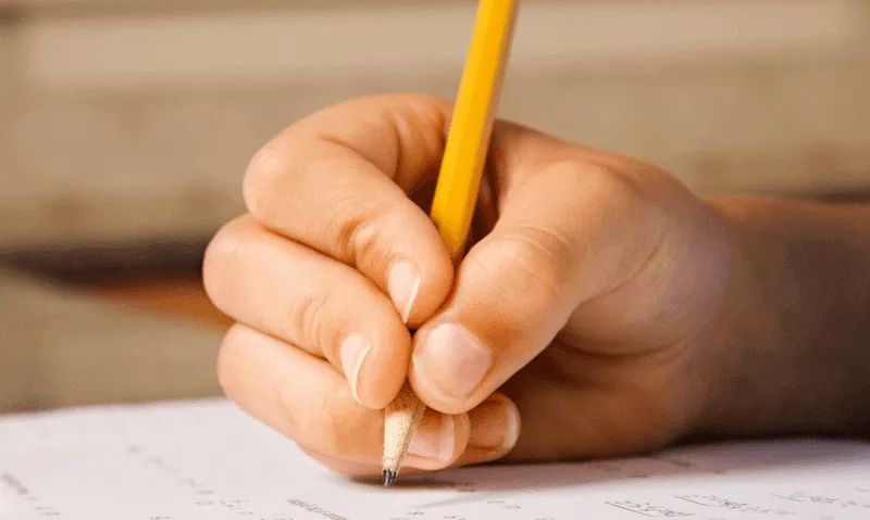 孩子握笔姿势不对如何纠正,握笔姿势不对快速纠正视频