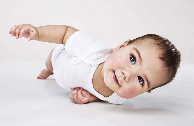 宝宝一岁五个月的发育标准是什么,一岁以内的宝宝每个月的发育动作