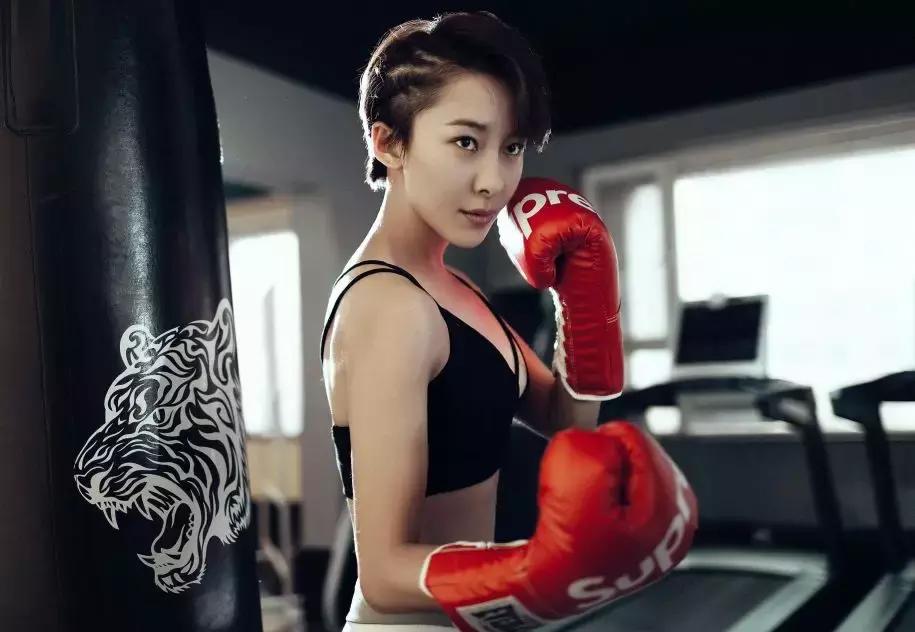 从服务员到好莱坞最红华裔女演员,从服务员到明星