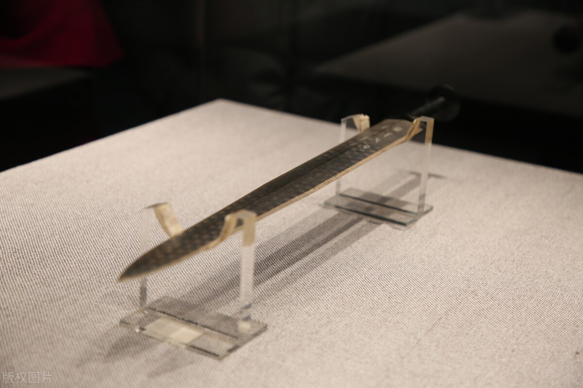 龙泉的青瓷宝剑有名气,为什么龙泉盛产宝剑