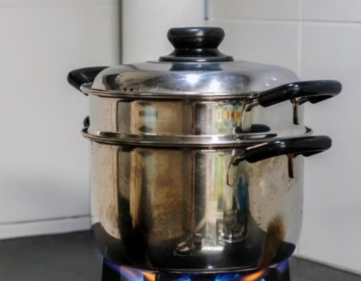 厨房的锅用久又黑又脏？别用钢丝球擦，学会这样做，干净又美观