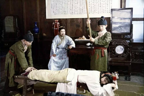 金钏不过区区丫环,为何她跳井自尽后,贾政居然会为此勃然大怒?