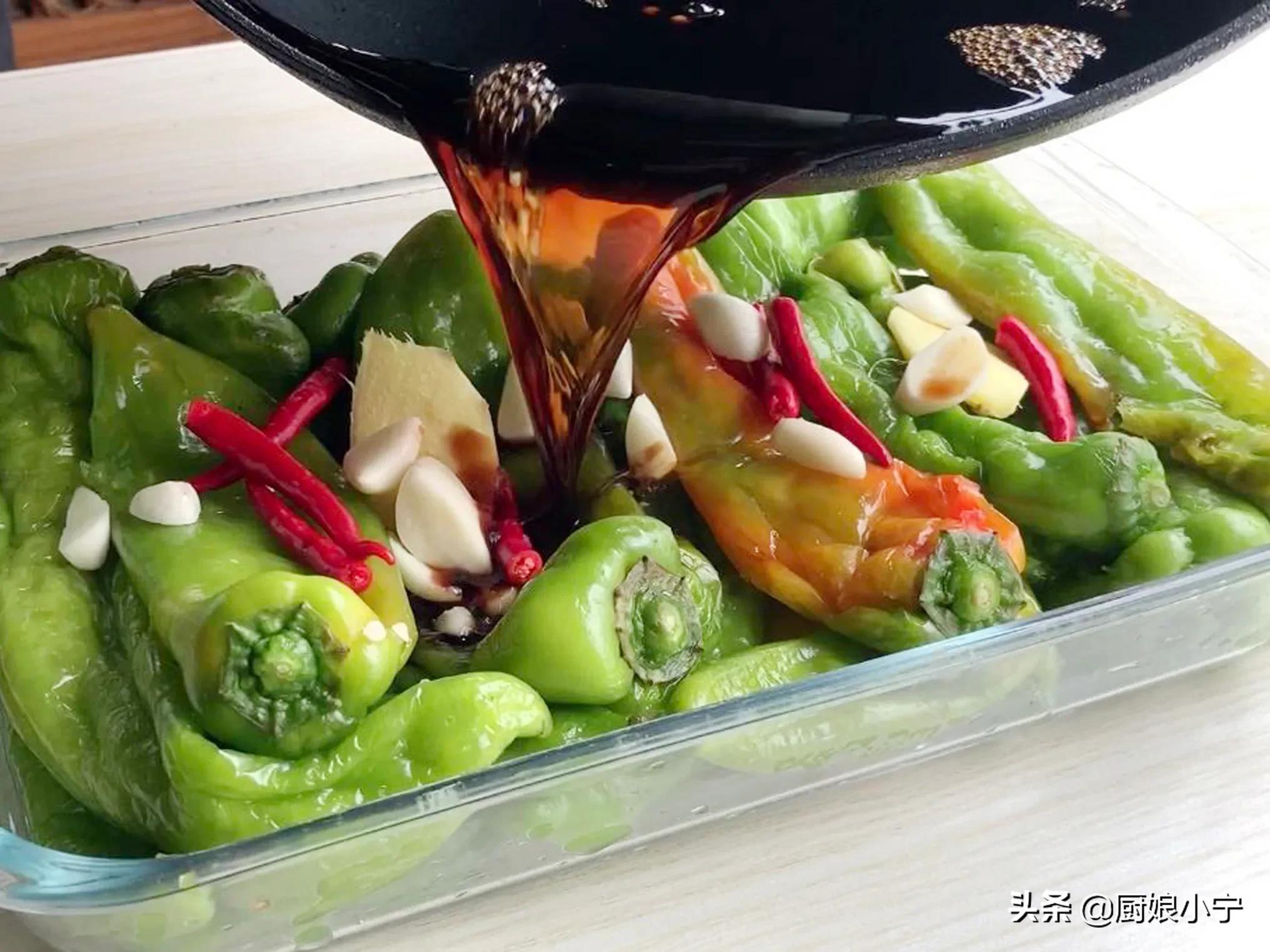 生抽腌小米辣椒和姜的最简单做法,腌辣椒最好吃的做法王刚