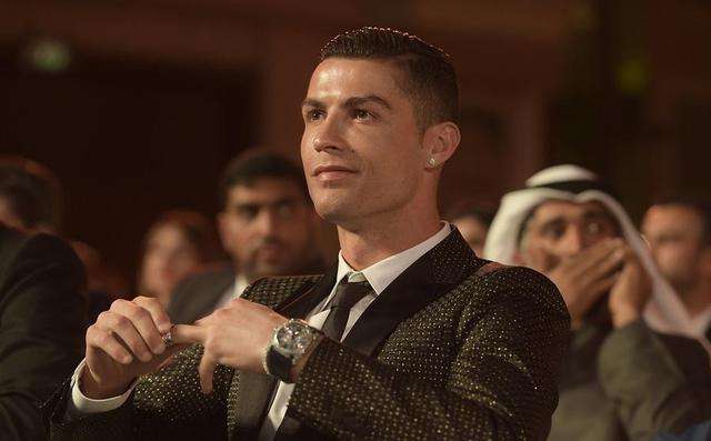 c罗出席活动戴的表,c罗穿蓝色西装出席活动