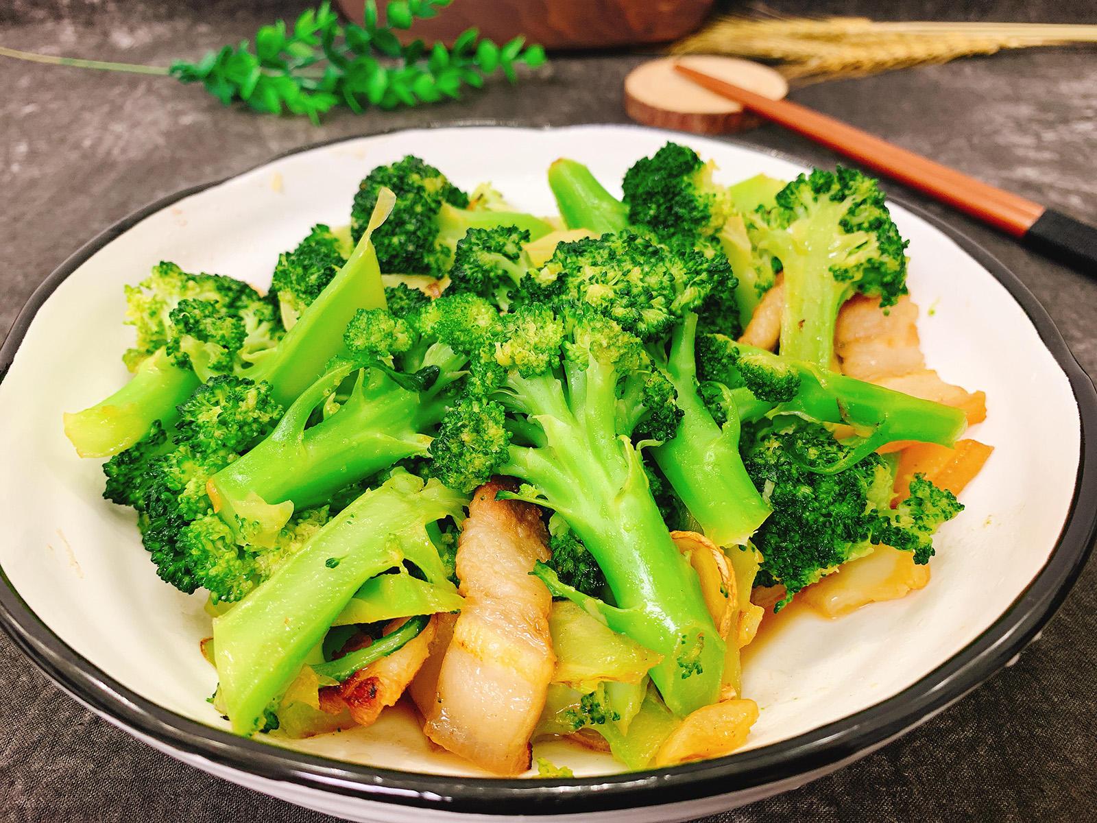 清炒西兰花需要先焯水吗,炒西兰花千万别焯水大厨教你一招