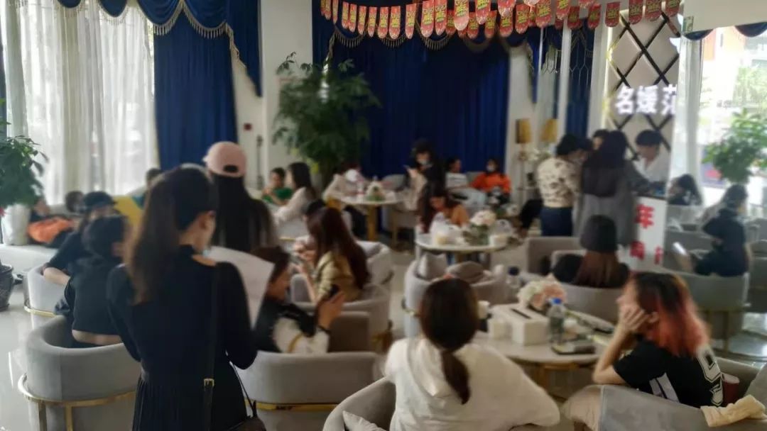 女子隆鼻后出现4个洞,女子隆鼻后遭网贷