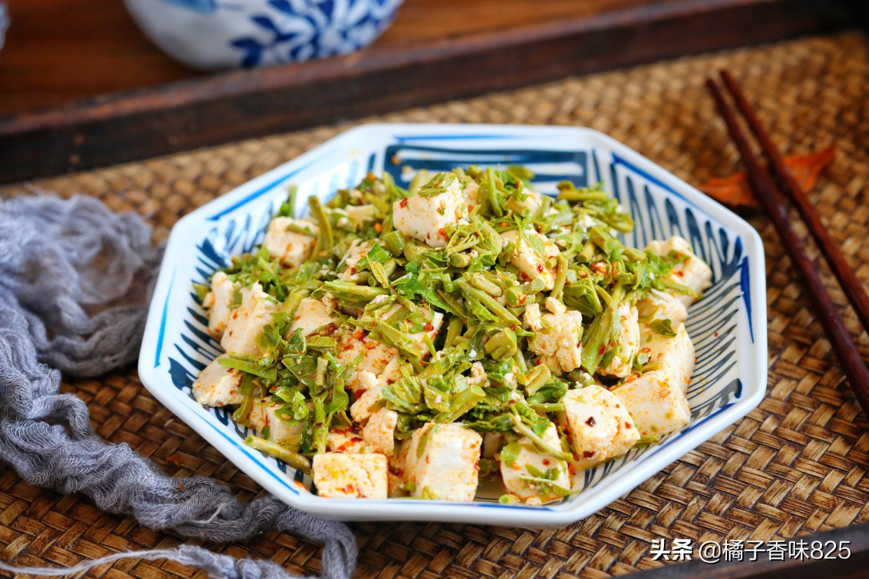 赶在春天的小尾巴抓紧吃香椿，再贵也要给家人吃，简单拌一拌就成