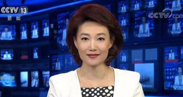 央视一姐李梓萌摘下假发似少女,央视主持人李梓萌戴假发工作20年