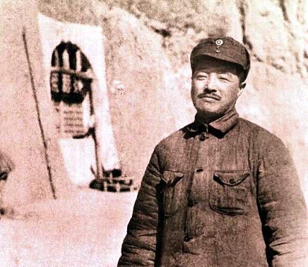 开国中将闻妻牺牲，另娶他人，解放后“亡妻”找上门，破镜重圆？