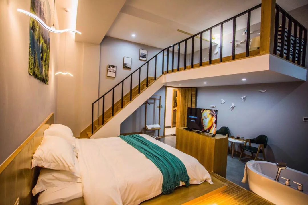 逃离城市躲进山野享受冬日暖阳,安静而美丽的渔村