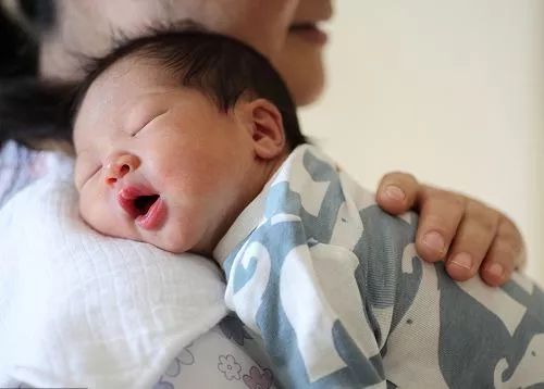 几月内婴儿容易患上摇晃综合征,婴儿摇晃综合征的十大禁忌