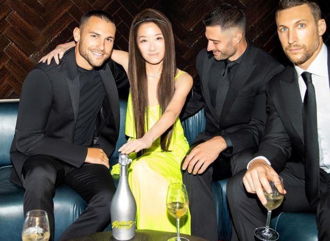 72岁王薇薇庆生照曝光,穿露背裙与男模贴身热舞,火辣身材似27岁