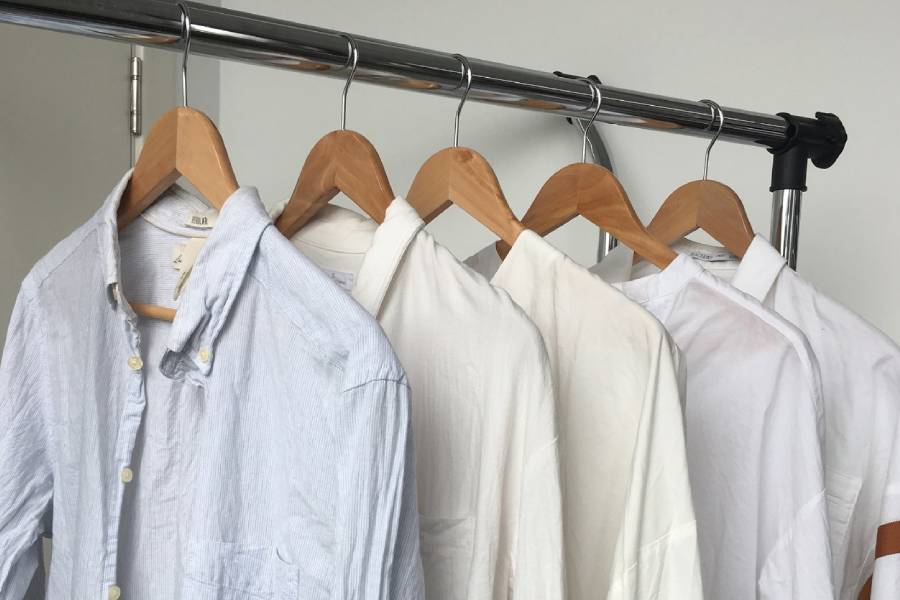 衣服褶皱用吹风机怎么处理,衣服上的褶皱如何用熨斗去除