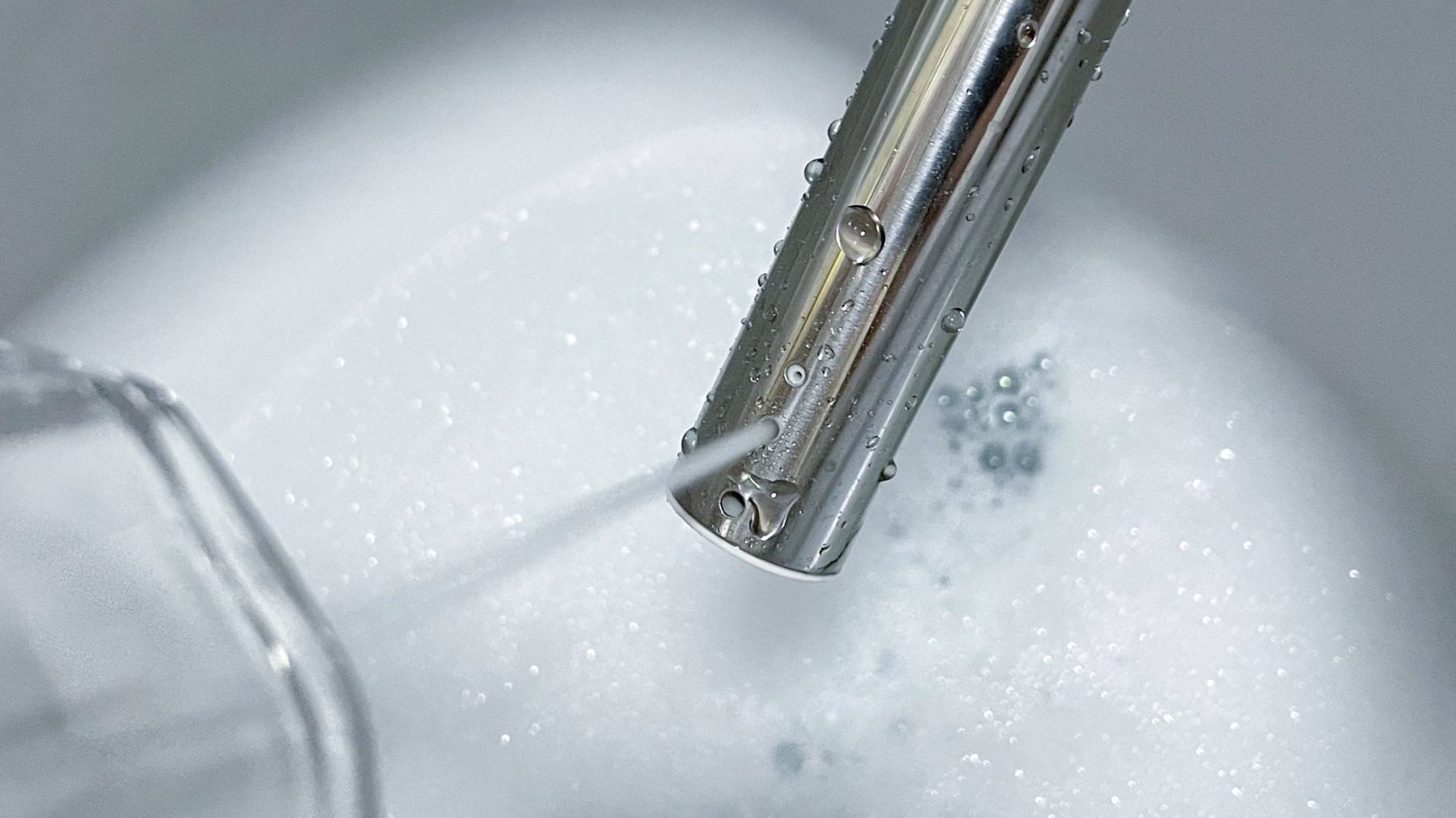 坐着小便溅到马桶边缘怎么回事,蹲马桶小便溅尿怎么办