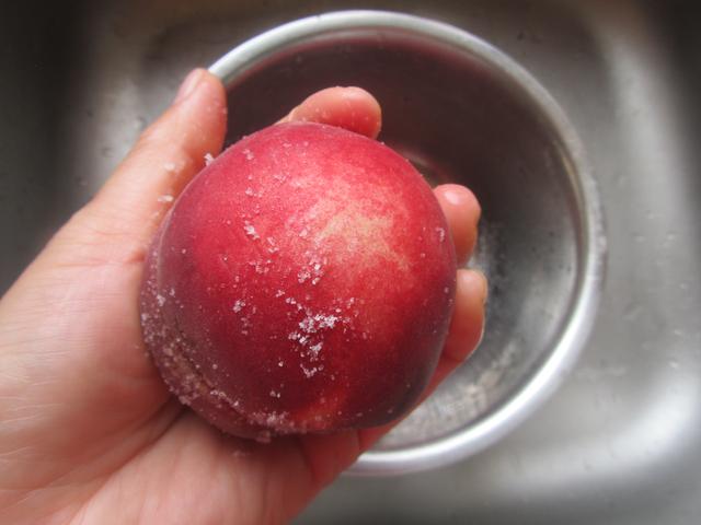 用盐洗桃子可以去桃毛吗,怎么洗桃子才能把桃子洗干净