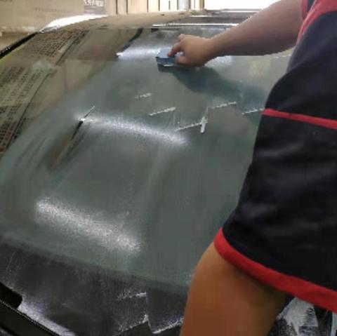 汽车玻璃很模糊怎么去除,汽车玻璃干净却还是模糊