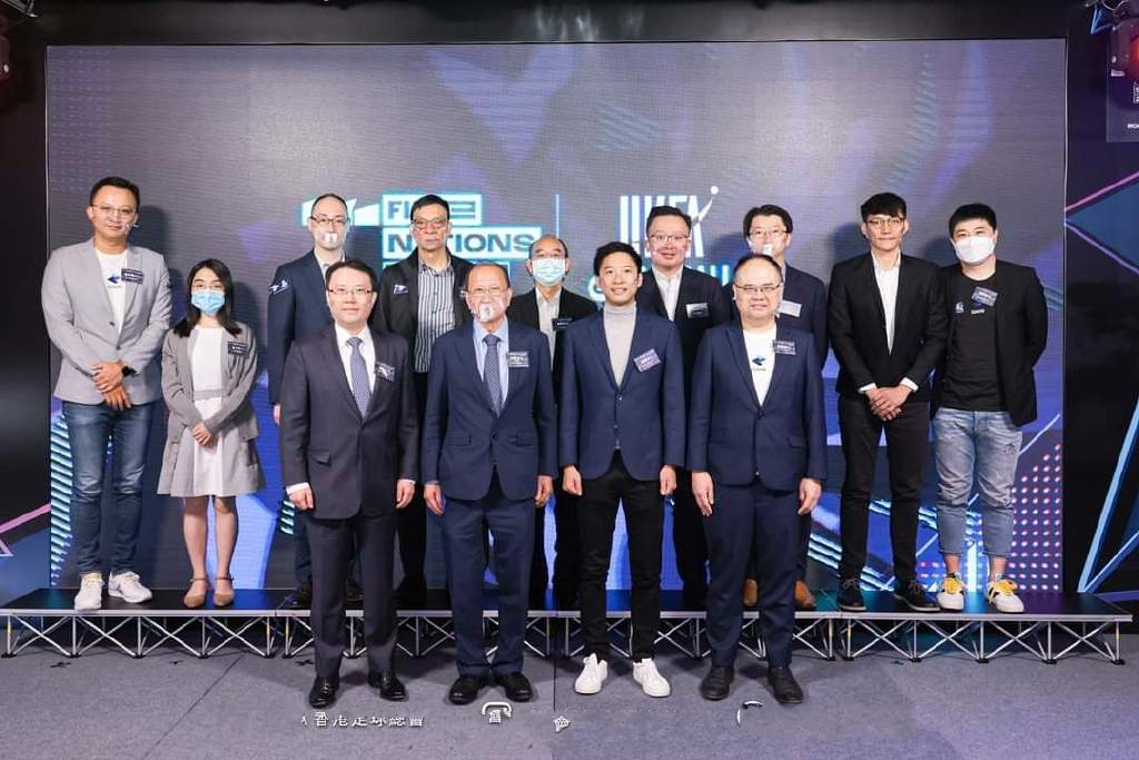 郭晶晶黑西装穿搭,郭晶晶穿蓝色裙配西装