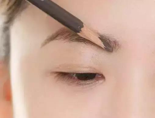 今年流行什么样的眉毛线条眉,一字眉毛流行吗