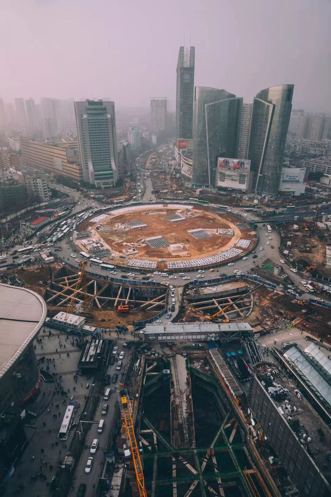 光谷广场地下综合体照片,光谷地下综合体和地下长廊