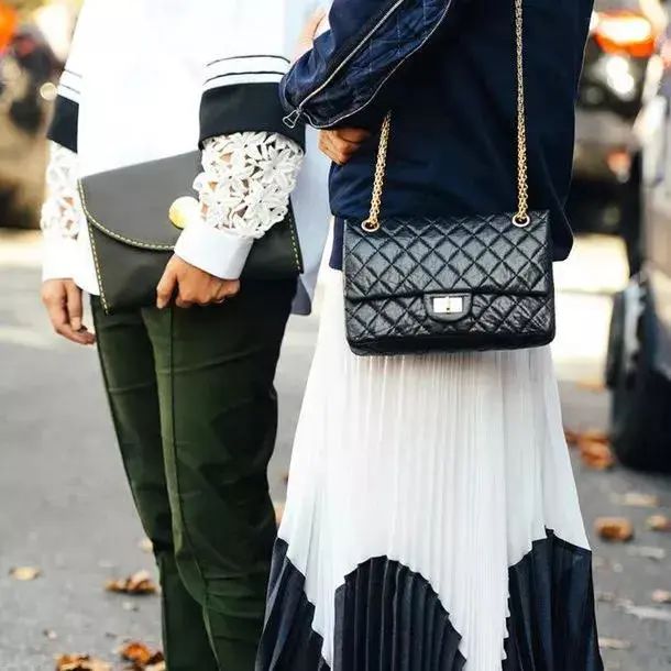 背爱马仕大牌同款包包尴尬吗,背香奈儿的包会被别人嫌弃吗