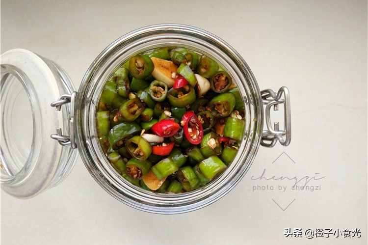 奶奶祖传几十年腌辣椒的秘诀,60岁老奶奶腌辣椒的方法