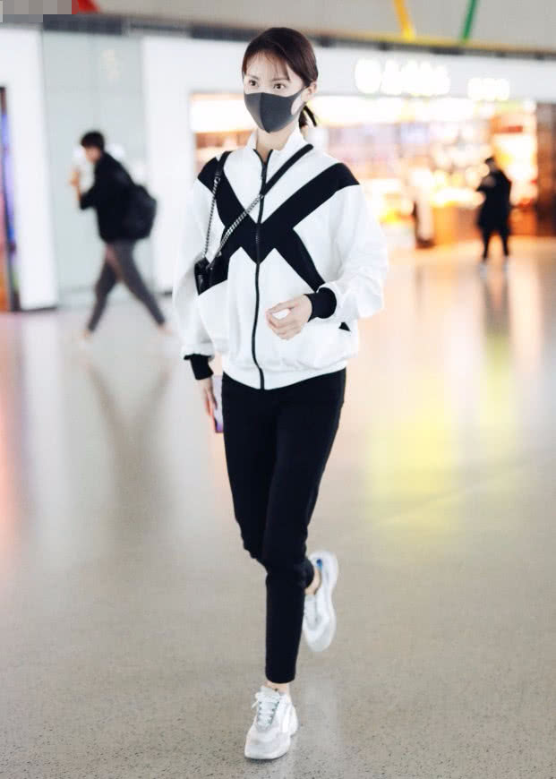 适合学生党的显瘦百搭裤子,阔腿牛仔裤搭配短款连帽卫衣学生