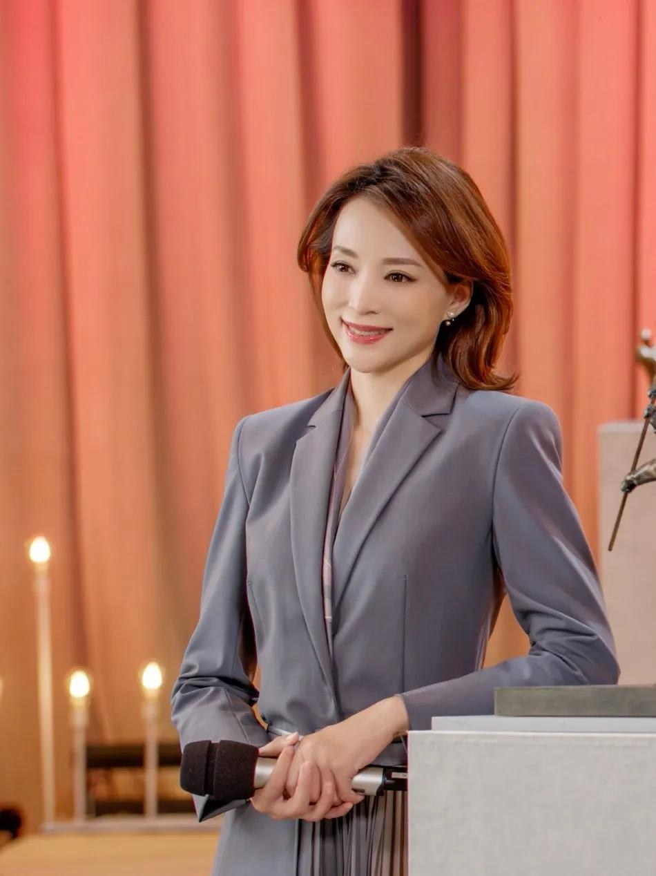 丝巾的11种系法让你时髦整个春季,收腰显瘦中长半身裙丝巾