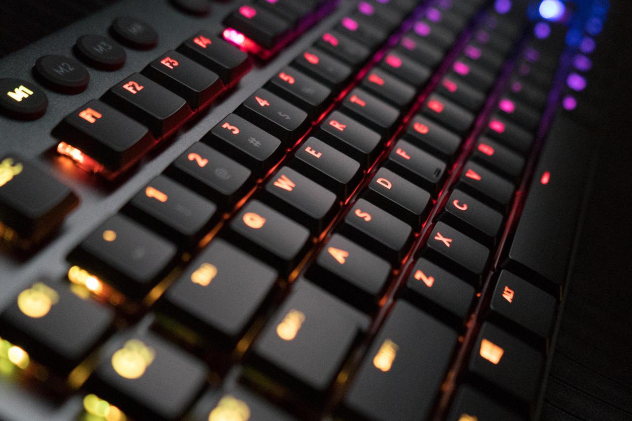 罗技矮轴键盘g813,罗技g813灯光旁边的那个键是什么