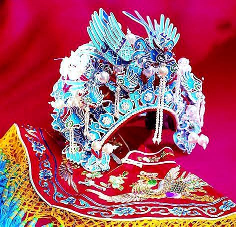 凤冠霞帔是中国传统吗,凤冠霞帔流行几年了