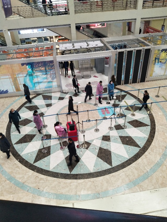 2月23号长春欧亚卖场的掠影，完全的智能检测系统，测体温不停步