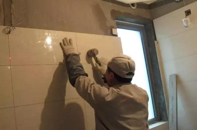 墙面瓷砖脱落用强力胶能粘牢吗,厨房墙面瓷砖脱落怎么处理