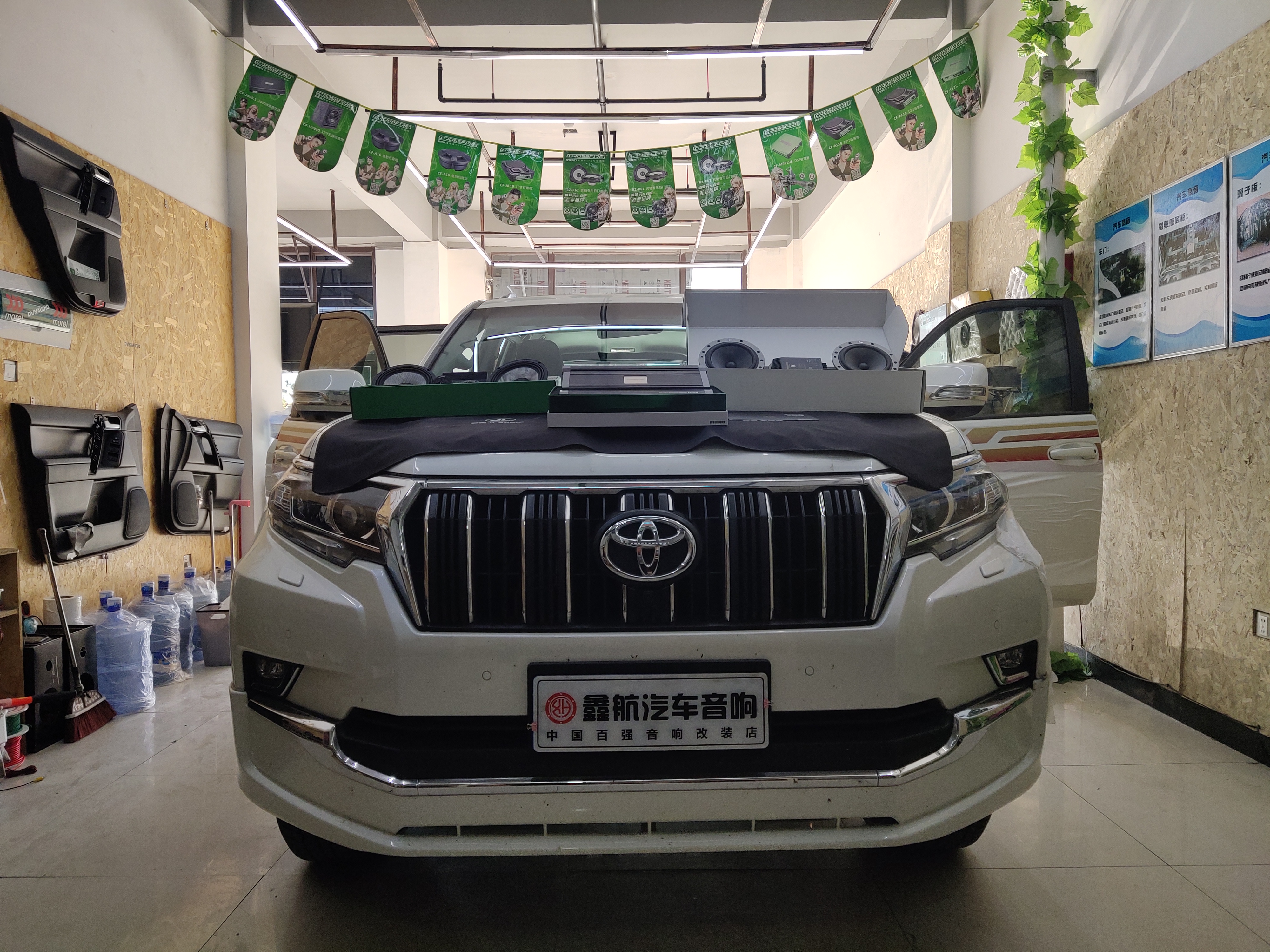 赤峰汽车音响改装鑫航改装丰田霸道升级四门隔音丹拿40周年喇叭