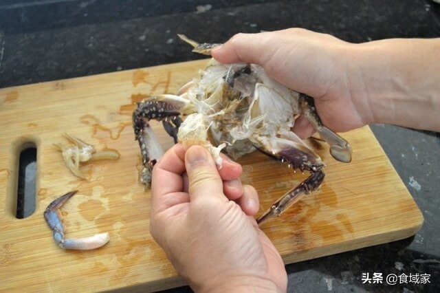 葱姜炒螃蟹虾的家常做法,炒葱姜螃蟹的家常做法