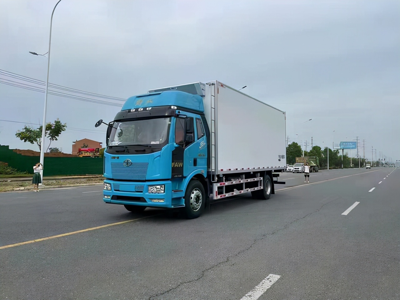 解放j6g6.8米冷藏车加什么油,解放j6l7米4冷藏车国6