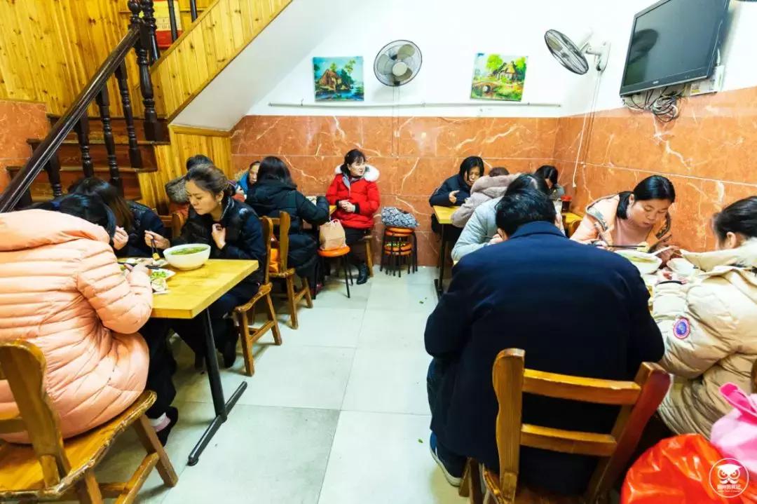 开了三十多年的麻辣烫店,为什么现在的米线店口味都很重