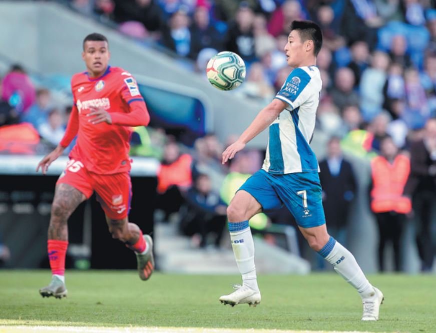 武磊首秀数据遭外媒质疑,中国足球的骄傲武磊中文纪录片