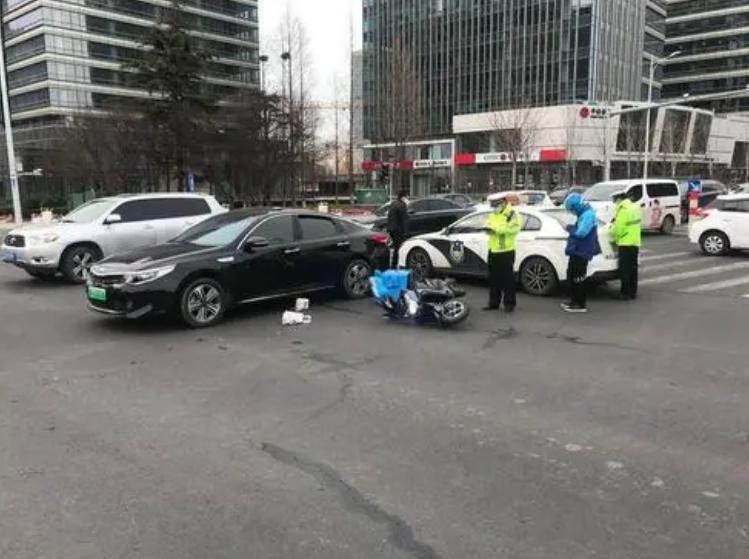 电动车后座载人被“立规矩”，宝妈怒讨说法：怎么接送孩子？