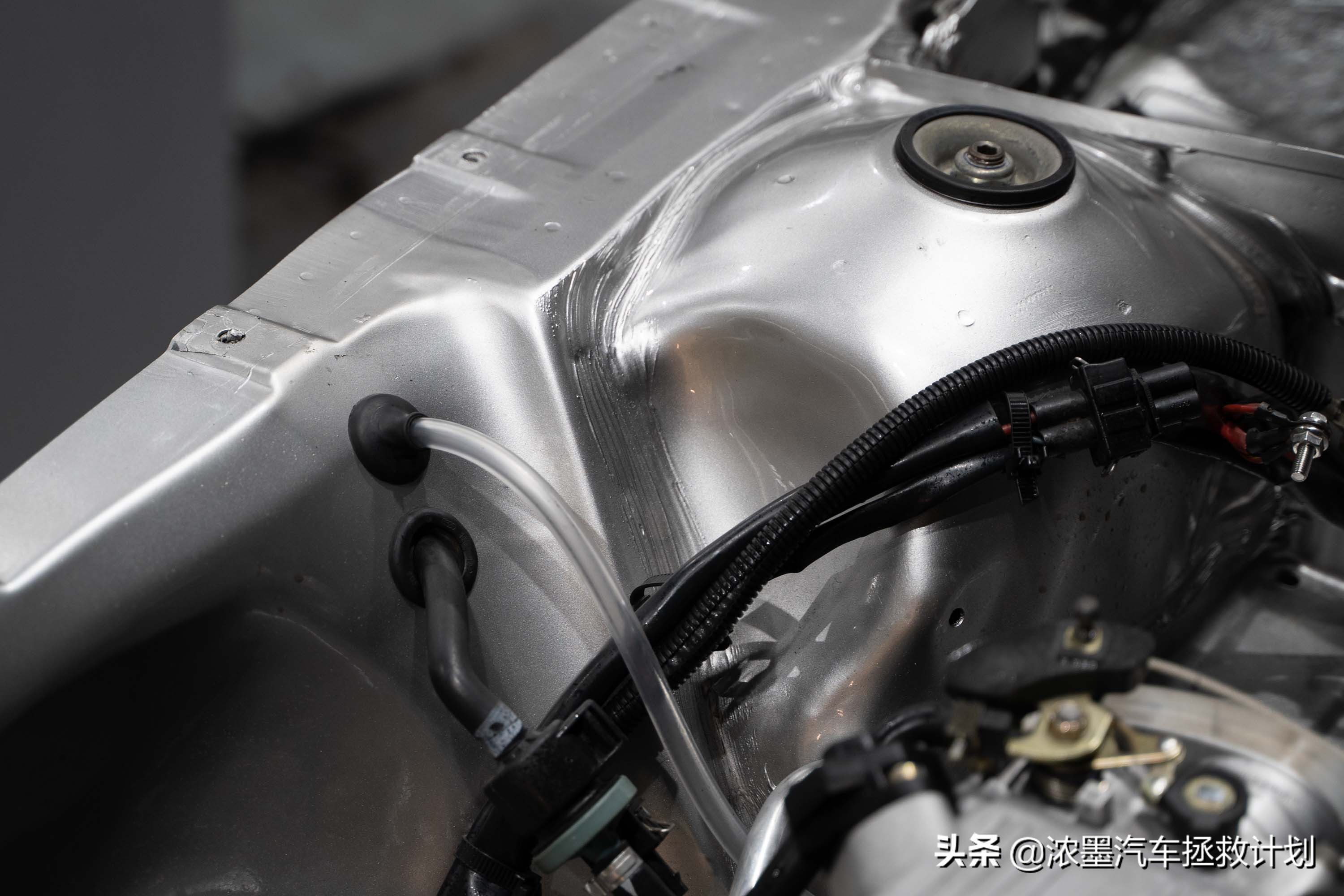 「妙手生花」重建一台战损级桑塔纳，带给它历经千般后的华丽重生