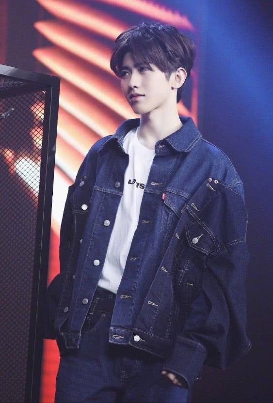 蔡徐坤活动牛仔衣,蔡徐坤牛仔外套最新照片