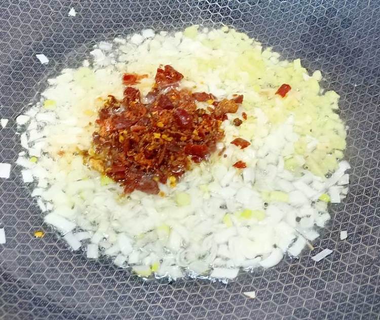 小河虾怎么炸又酥又脆配洋葱,小河虾怎么炸又酥又脆不回软