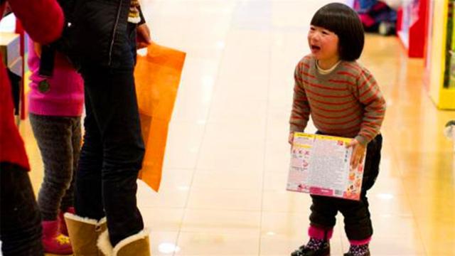 孩子非要UGG，店员煽风点火，路人一番话解决妈妈的困境