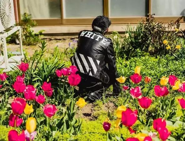 大爷一夜之间变成帅哥,农村大爷变型男