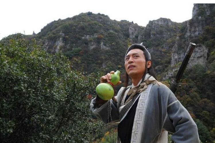 李白借酒消愁诗句,怎样写李白的狂放不羁