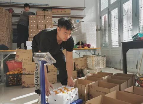 送博士生蜜橘的橘农火了：不仅店被抢空还帮了全村的忙